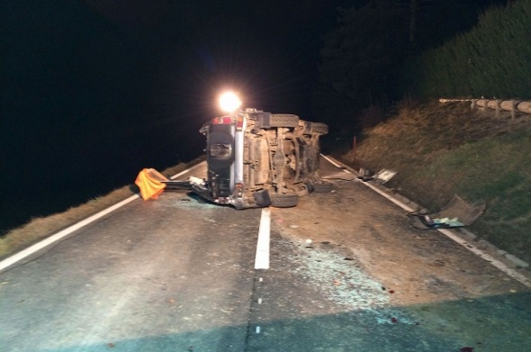 Das Auto kam nach dem Unfall auf der Seite liegend zum Stillstand.