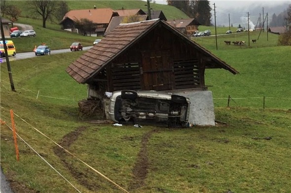 Das Auto kollidierte mit einem Schuppen.