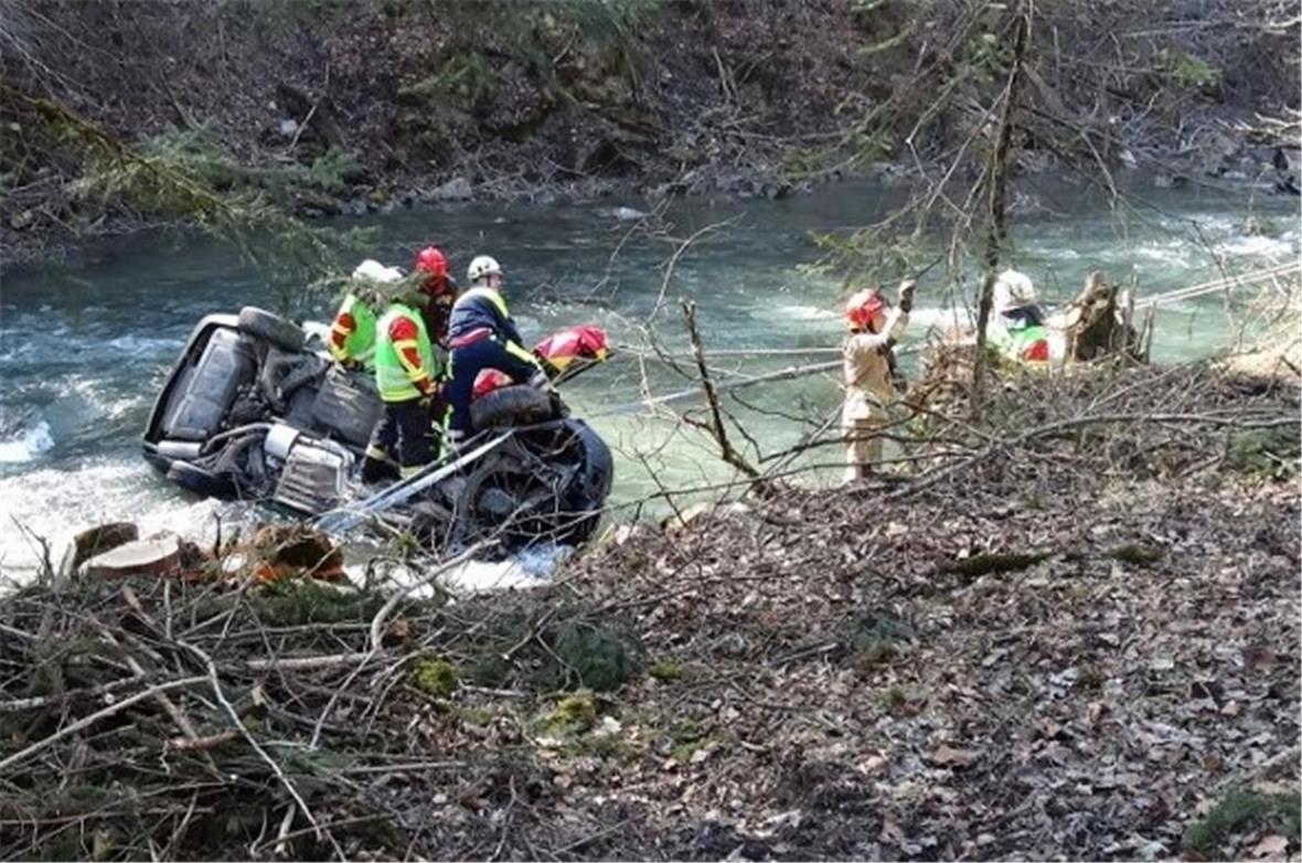 Das Auto musste mit einem Kran geborgen werden.