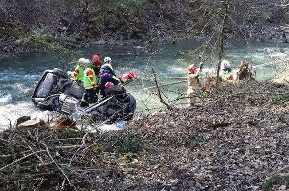 Das Auto musste mit einem Kran geborgen werden.