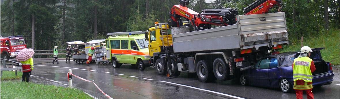 Das Auto schob sich mit solcher Wucht unter den Lastwagen, dass dieser angehoben wurde. Die Bergung der vier Verletzten war eine schwierige Aufgabe.