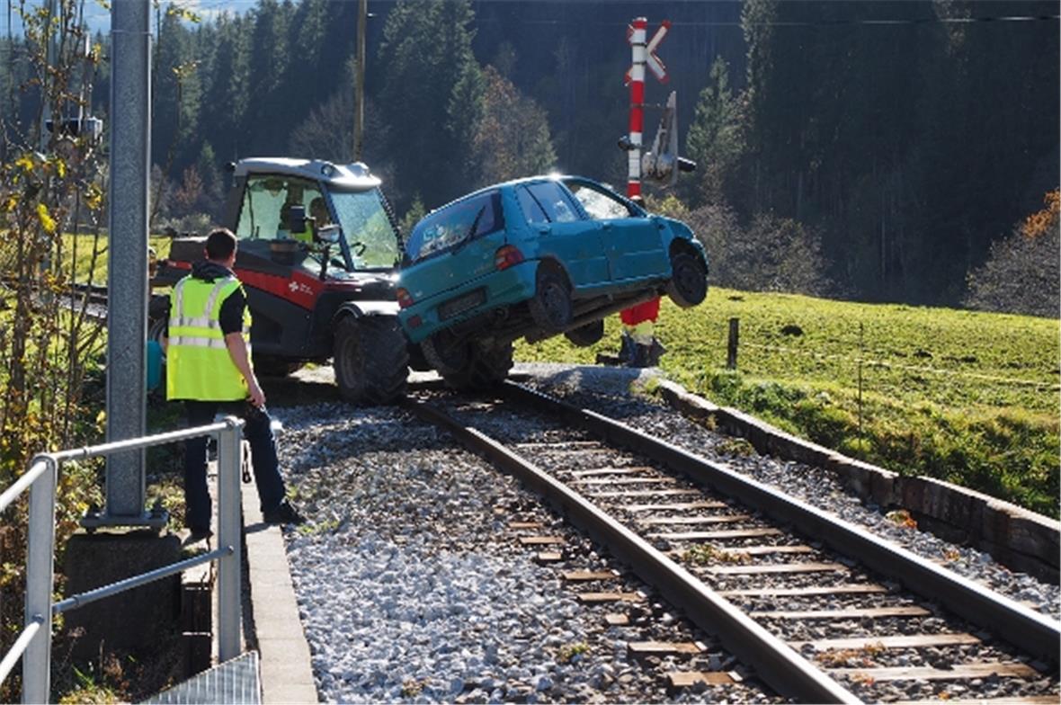 Das Auto wird auf dei Schine gestellt.