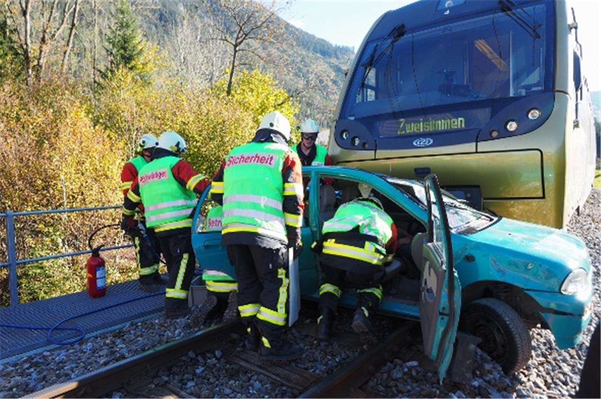 Das Auto wurde vom MOB-Zug auf dem Bahnübergang erfasst und etwa 10 Meter bis auf die Brücke mitgeschleift.