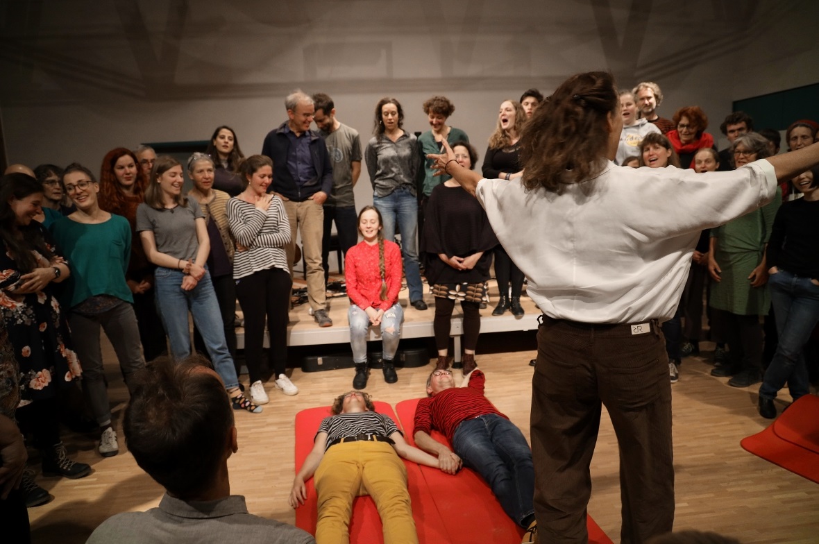 Das Bad in der Musik und in der Menge. Verabschiedung der beiden Forumsleiter Ange Tangermann und Christian Berger.