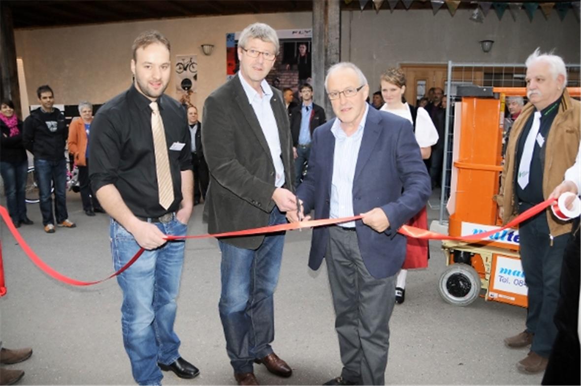 Das Band wird vom Gemeindepräsident durchschnitten und das «Gwärbfescht» ist eröffnet. v.l.n.r. OK-Präsident Balz Gerber, Berner KMU Präsident Toni Lenz, Hans Ueltschi Gemeindepräsident Därstetten, OK-Vizepräsident Réne Berroud.