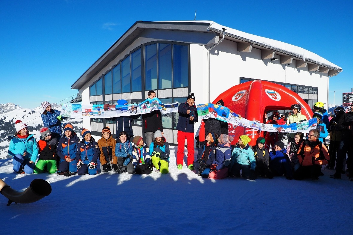 Das Banner wurde von der 6. Klasse der Volksschule Zweisimmen gestaltet und zeig...