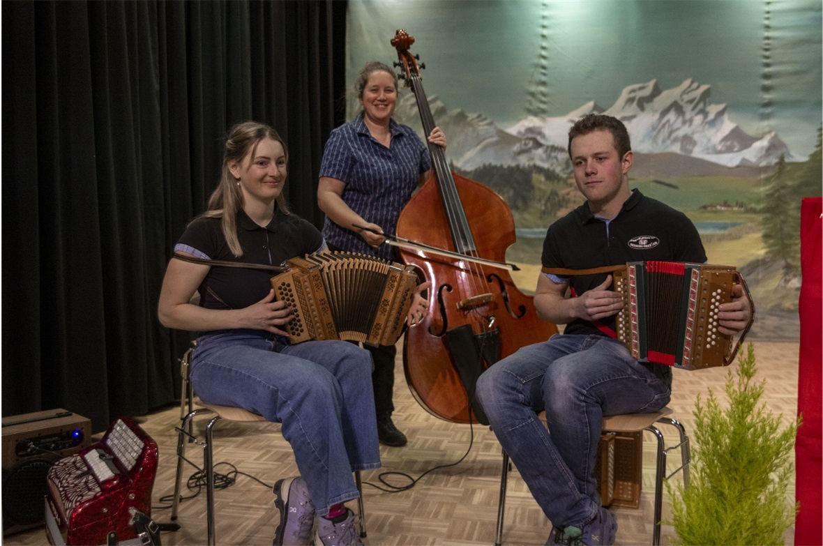 Das Bassfundament der Seebärgörgeler legt Andrea Schranz, getragen von den Schwy...