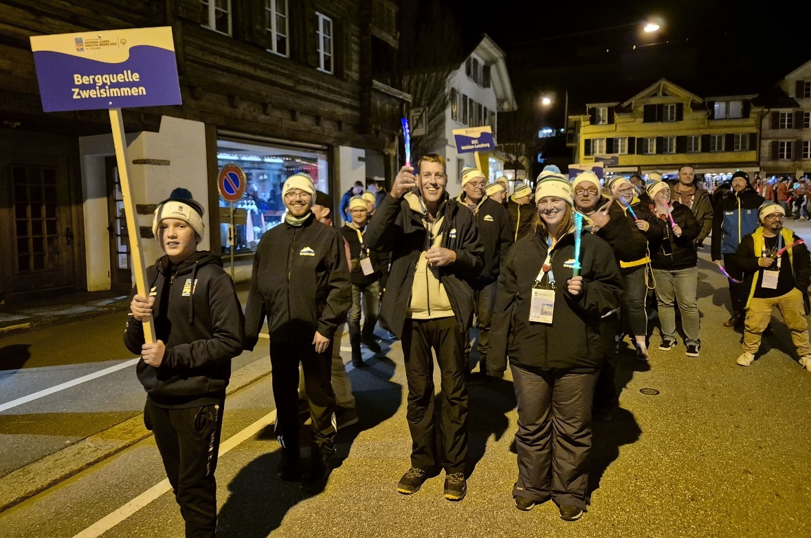 Das Bergquelleteam beim Festumzug in Meiringen, 1. Reihe von links: Rasmus Engst...
