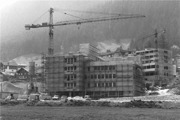 Das Bezirksspital Zweisimmen feierte pünktlich auf Ende November seine Aufrichte.