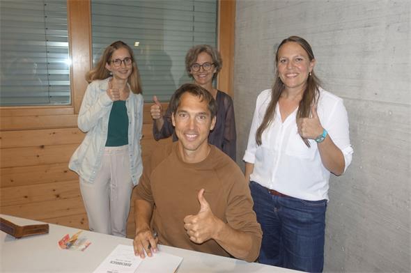 Das Bibliotheksteam mit Chantal Mani, Annelies Minnig und Moderatorin Marianne Mani freute sich mit Carlo Janka über den grossen Publikumsaufmarsch.