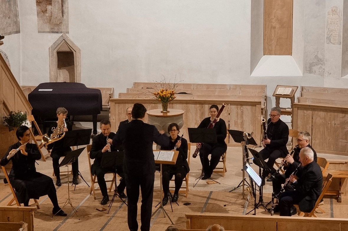 Das Bläsernonett des Berner Kammerorchesters unter der Leitung von Dirigent Adrian Schneider.