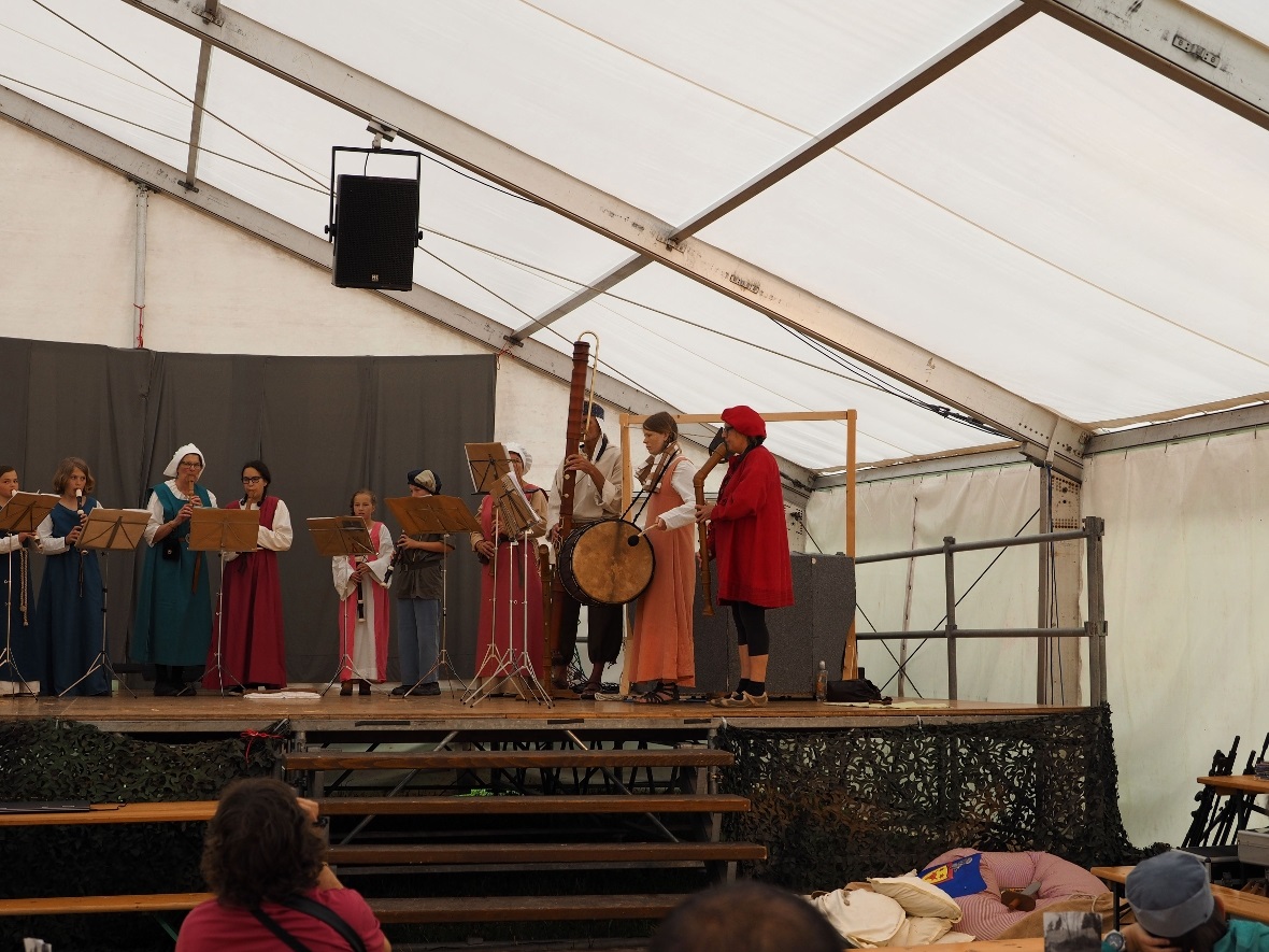 Das Blockflötenensemble der Schule Zweisimmen verzauberte mit seiner Tafelmusik,...