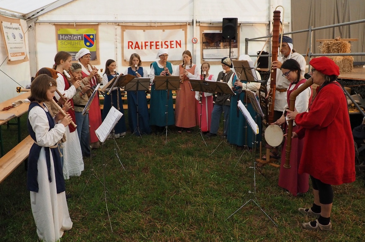 Das Blockflötenensemble der Schule Zweisimmen verzauberte mit seiner Tafelmusik,...