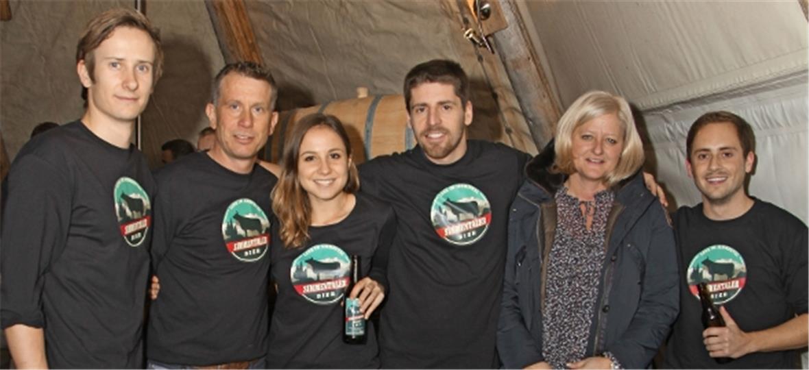 Das Brauer Team: David Ziörjen als Brauer, Urs Schmid als Pate und Wirt, Noémi Döbelin Assistentin, Tristan Mathys als Brauer, Fränzi Schmid als Patin und Wirtin, Thoma Bijörn als Brauer.