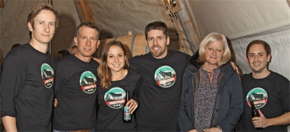 Das Brauer Team: David Ziörjen als Brauer, Urs Schmid als Pate und Wirt, Noémi Döbelin Assistentin, Tristan Mathys als Brauer, Fränzi Schmid als Patin und Wirtin, Thoma Bijörn als Brauer.