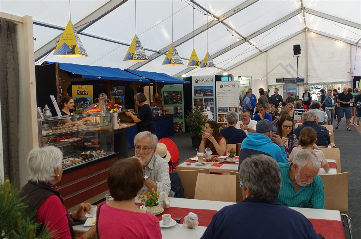 Das Café der lokalen Gastrobetriebe schmückte nicht nur den Gang mit Leben, sond...