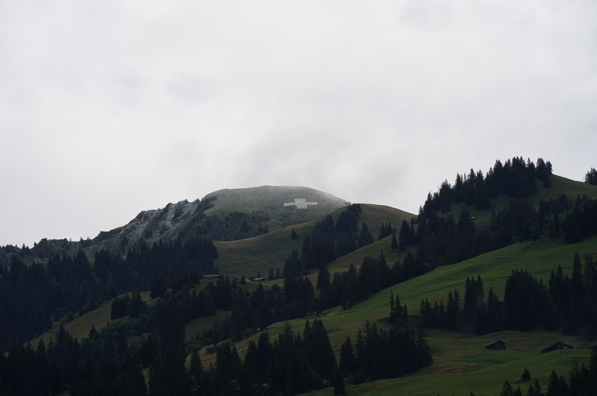 Das Chumi-Kreuz: Einmal nicht durch Fackeln beleuchtet in der Nacht, sondern mit Schnee und Reif sichtbar geworden am Tag.