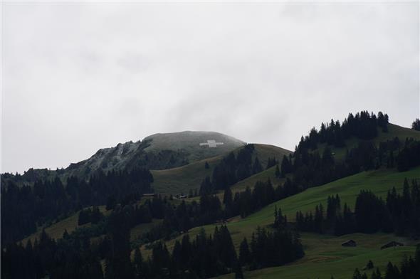 Das Chumi-Kreuz: Einmal nicht durch Fackeln beleuchtet in der Nacht, sondern mit Schnee und Reif sichtbar geworden am Tag.