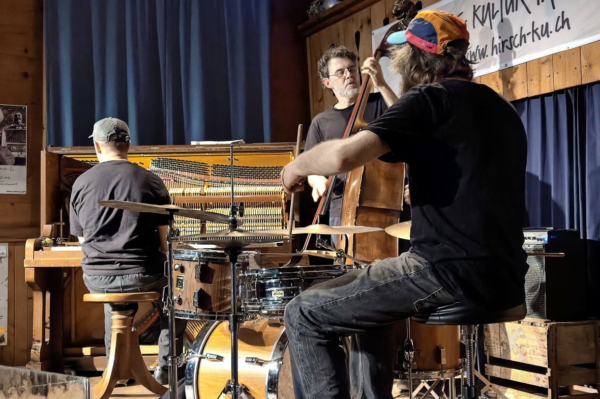 Das Colin Vallon-Trio begeisterte mit einzigartigem Sound als besondere Perle im Jubiläumsprogramm der Kultur im Hirschen in Erlenbach.