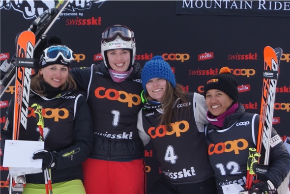 Das Damen-Podest des Europa-Cuprennens der Skicrosser: Alexandra Grauvogel (GER, 2.) Katrin Müller (SUI, Siegerin); Samy Kennedy (AUS, 3.); Fränzi Steffen (SUI/Saanen 4.)