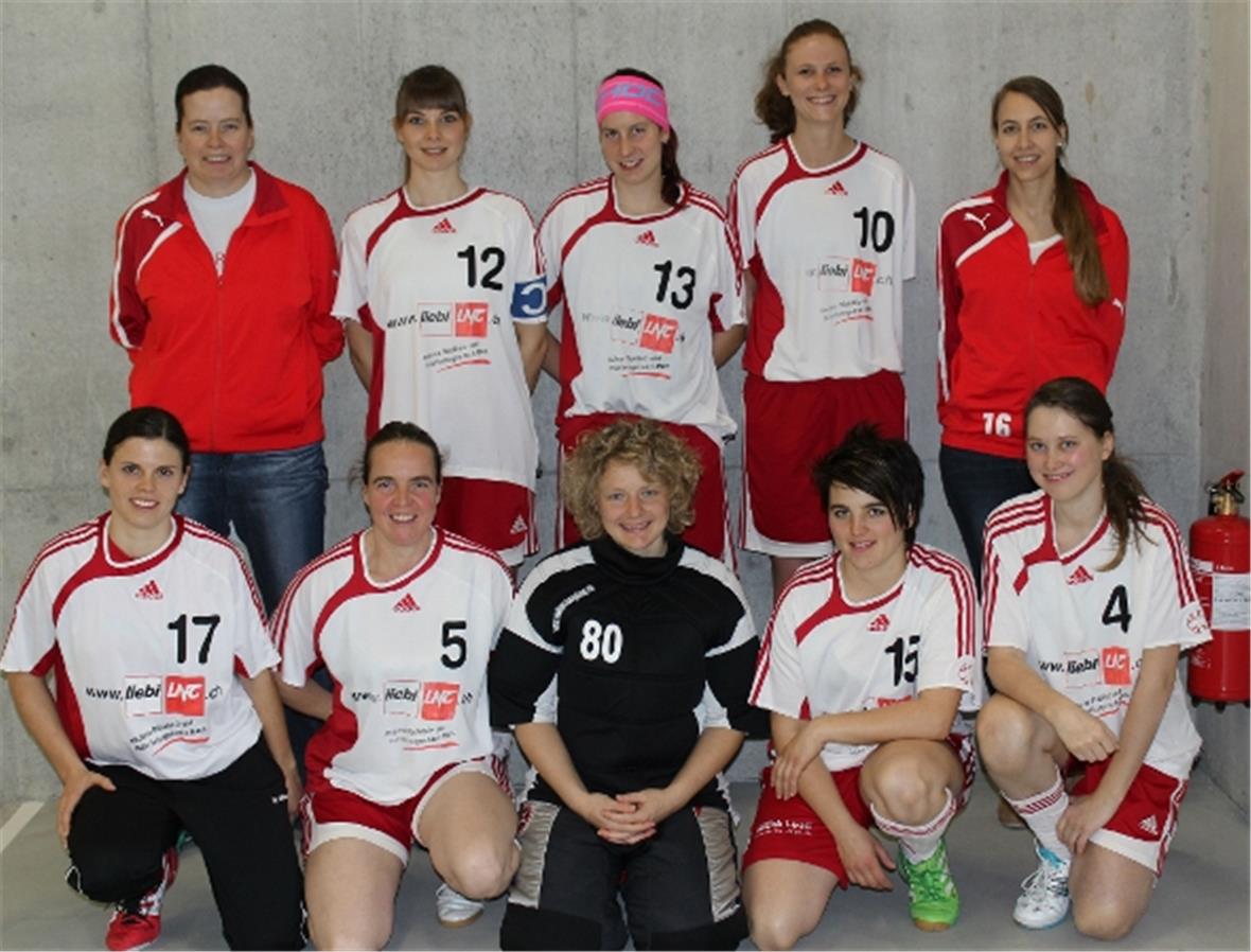 Das Damenteam des UHC Rotweiss Erlenbach. Hinten: Simone Meyes (Spielercoach), Tamara Allenbach, Barbara Schütz, Andrea Kammer, Jolanda Iseli (Spielercoach). Vorne: Karin Stucki, Natalie Krähenbühl, Sonja Erb, Bernadette Moor, Miriam Erb. Es fehlen: Sabrina Blank, Katja Brügger, Chantal Hiltbrand und Sandra Reber.