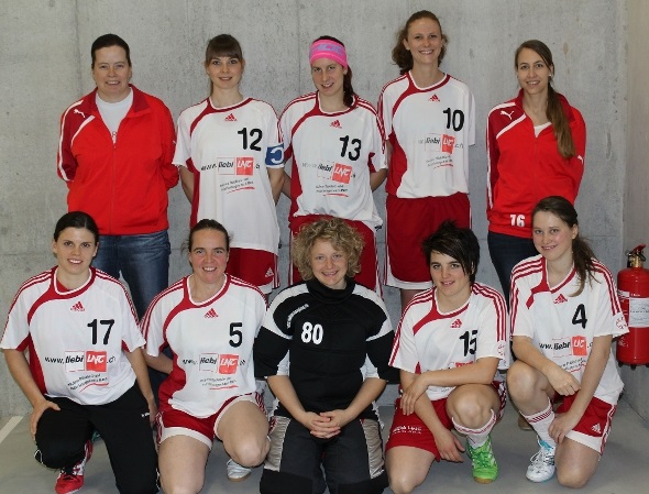 Das Damenteam des UHC Rotweiss Erlenbach. Hinten: Simone Meyes (Spielercoach), Tamara Allenbach, Barbara Schütz, Andrea Kammer, Jolanda Iseli (Spielercoach). Vorne: Karin Stucki, Natalie Krähenbühl, Sonja Erb, Bernadette Moor, Miriam Erb. Es fehlen: Sabrina Blank, Katja Brügger, Chantal Hiltbrand und Sandra Reber.