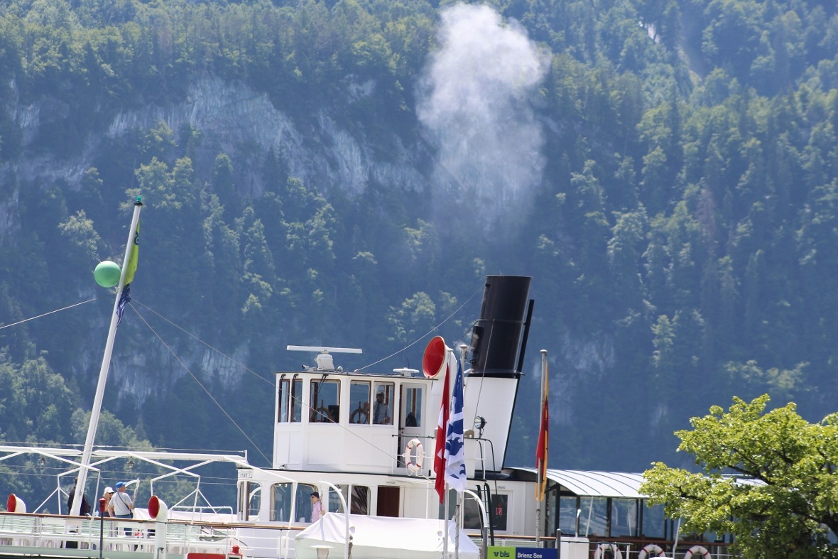 Das Dampfschiff verband Interlaken mit Brienz und spülte – unter lautem «Getute»...