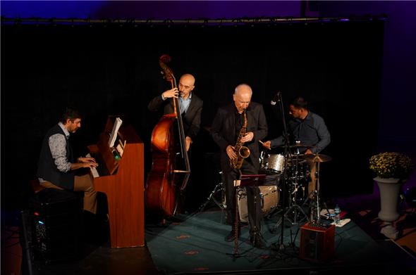 Das Daniel Blanc Quartet begeisterte Jazz-Fans in der katholischen Kirche: Walter Jauslin (Klavier), Giorgos Antoniou (Bass), Daniel Blanc (Altsax) und Michael Wipf an den Drums.