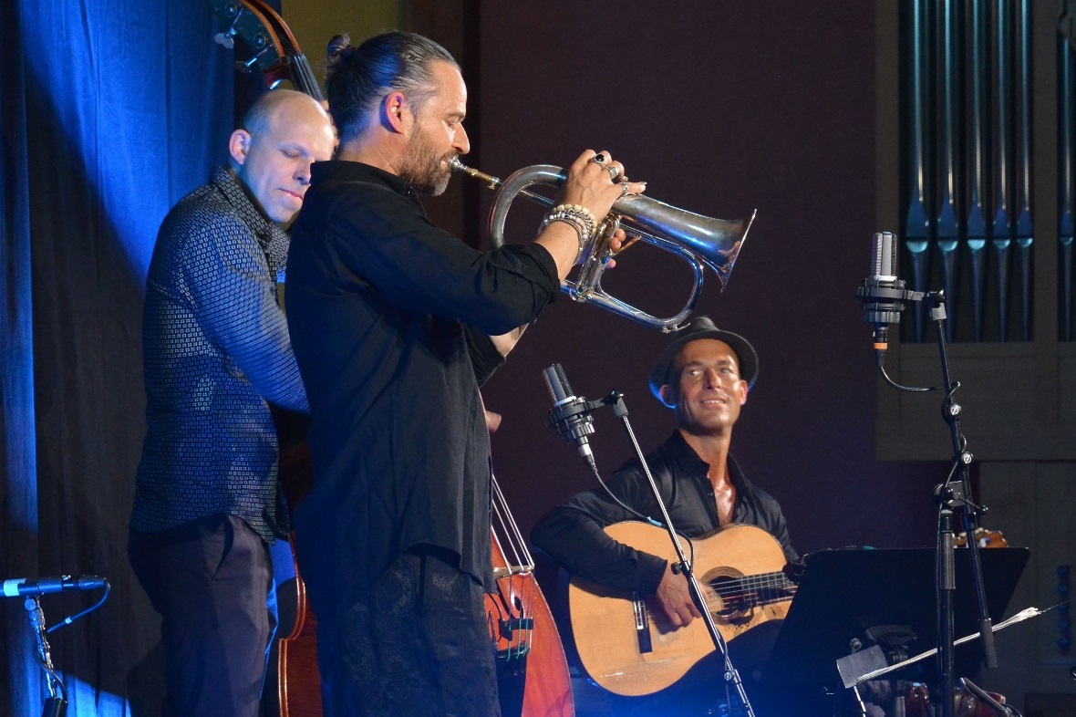 Das Daniel Woodtli Trio mit Daniel Woodtli (Flügelhorn), Lorenz Beyeler (Kontrab...