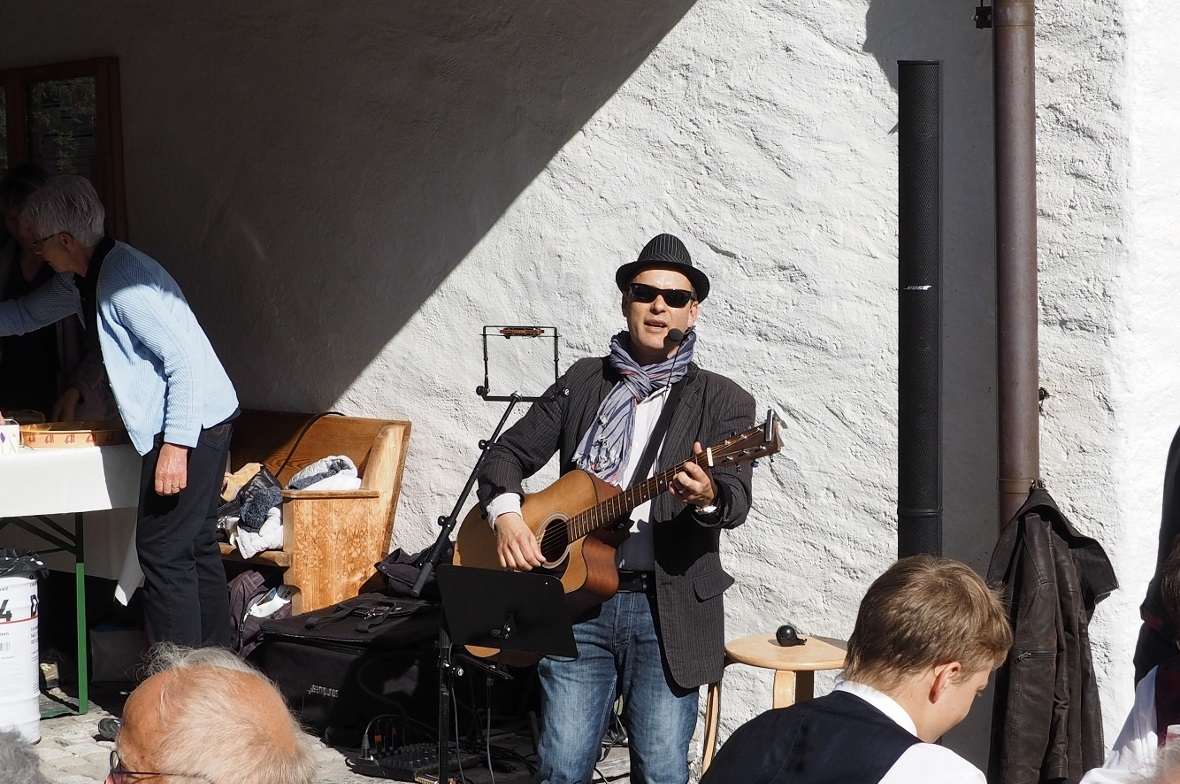 Das Dessert wurde von John Hänni musikalisch begleitet. Mit seinen stimmigen Lie...