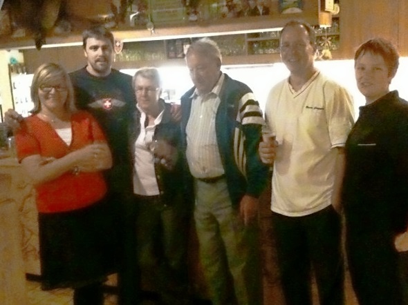 Das Diana-Team mit Servierdame Greti Pozvek, Mannenberg-Sieger Roland Zumbrunnen, Ursula, Gottfried und Bruno Ginggen und Köchin Alexa Roggli.