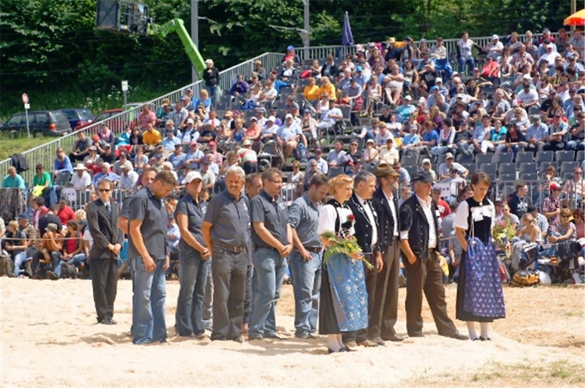 Das Diemtiger Organisationskomitee bei der Fahnenübergabe.
