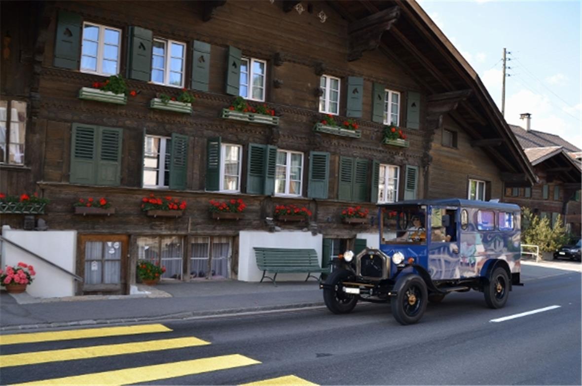 Das Dorf wirkte wie ausgestorben. Kaum bemerkt fuhren Walter und Heidi Moser aus...