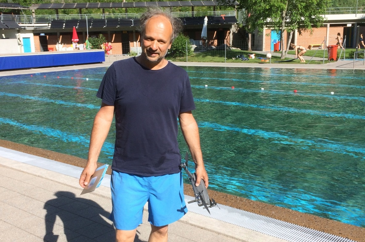 Das Drohnen-Foto vom Schwimmbecken Zweisimmen crawlt bei Stephan Zirwes in einer würdigen Pool-Instagramserie.
