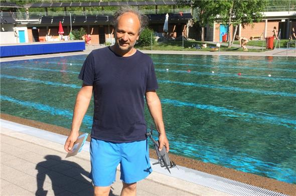 Das Drohnen-Foto vom Schwimmbecken Zweisimmen crawlt bei Stephan Zirwes in einer würdigen Pool-Instagramserie.