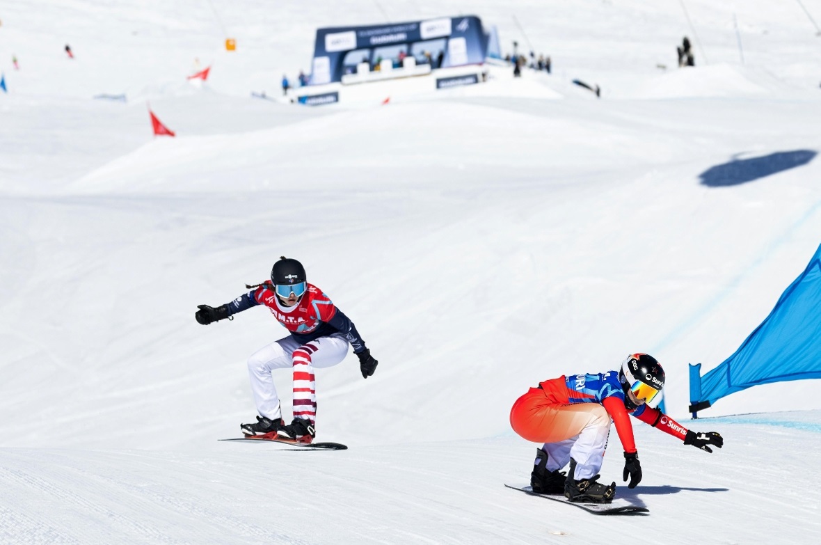 Das Duell der Zukunft? Die 19-jährige Lea Casta (FRA) und die 17-jährige Noémie Wiedmer (vorn) trafen bereits bei den Youth Olympic Games in Gangwon und den Jugendweltmeisterschaften 2024 aufeinander – und fordern nun die etablierten Weltcup-Fahrerinnen heraus.