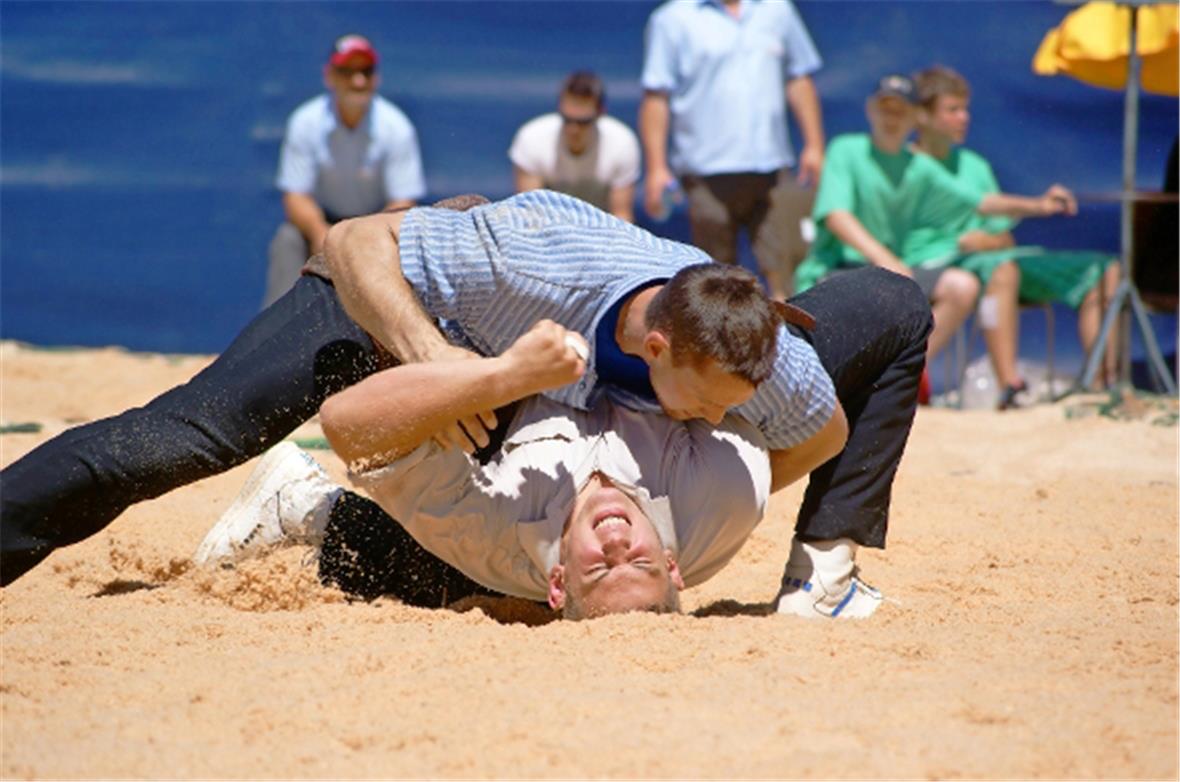 Das Duell des Tages: Schwingerkönig Kilian Wenger hatte seine liebe Mühe, das Na...