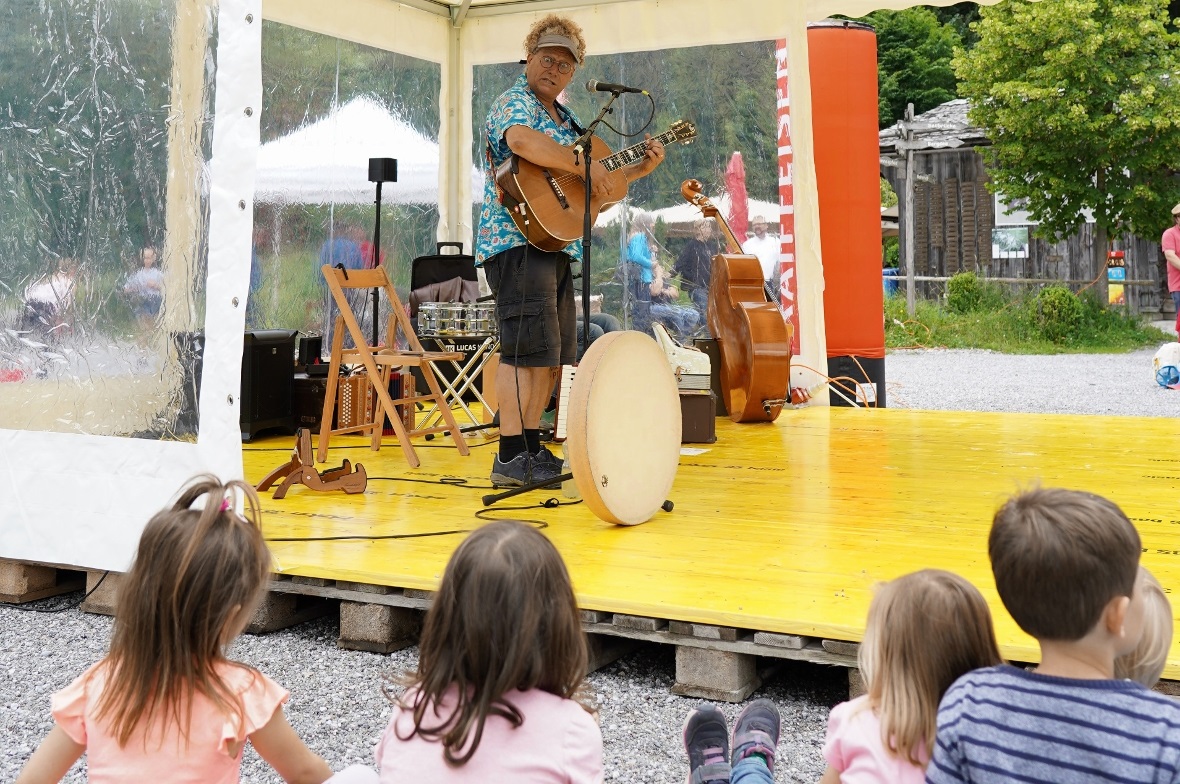 Das Duo Traliwatsch zog Kinder und Erwachsene am Spielplatz Lenkerseeli in seine...