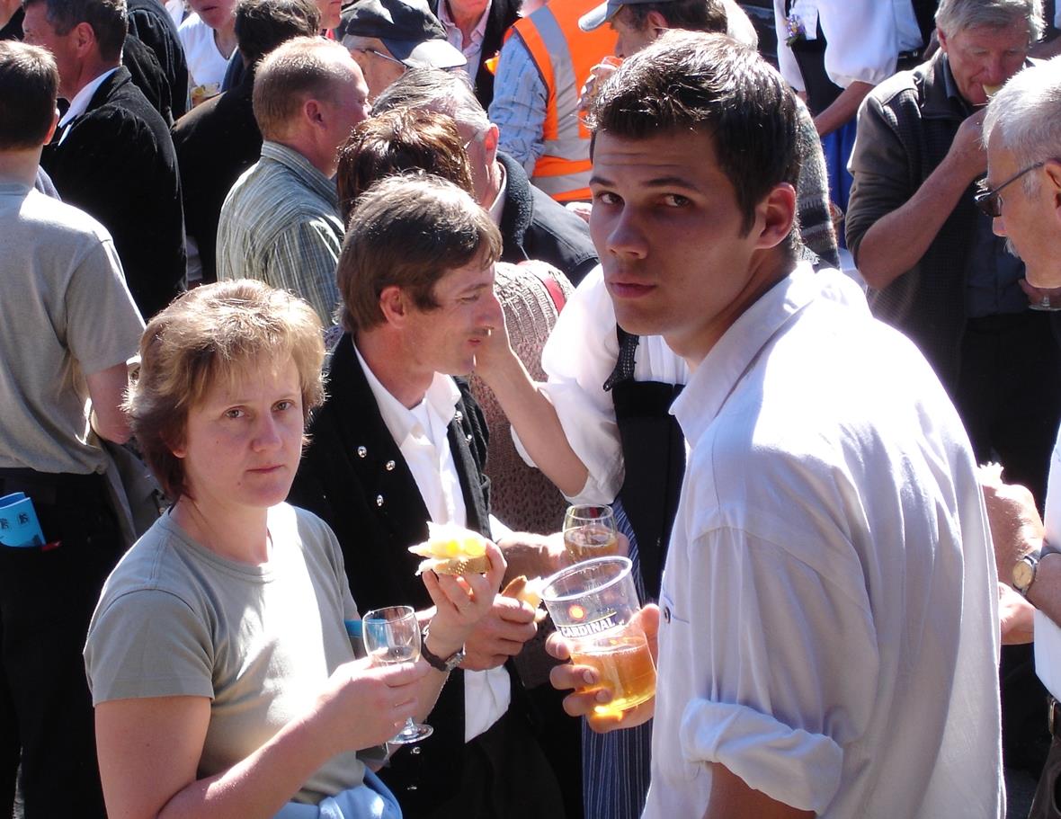 Das Ehepaar Maier-Rindlisbacher geniesst Speis und Trank in Erwartung seiner Ausstellungskuh im zweiten Rang. Im Vordergrund Jungzüchter Lukas Maurer aus Boltigen.