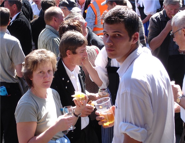 Das Ehepaar Maier-Rindlisbacher geniesst Speis und Trank in Erwartung seiner Ausstellungskuh im zweiten Rang. Im Vordergrund Jungzüchter Lukas Maurer aus Boltigen.