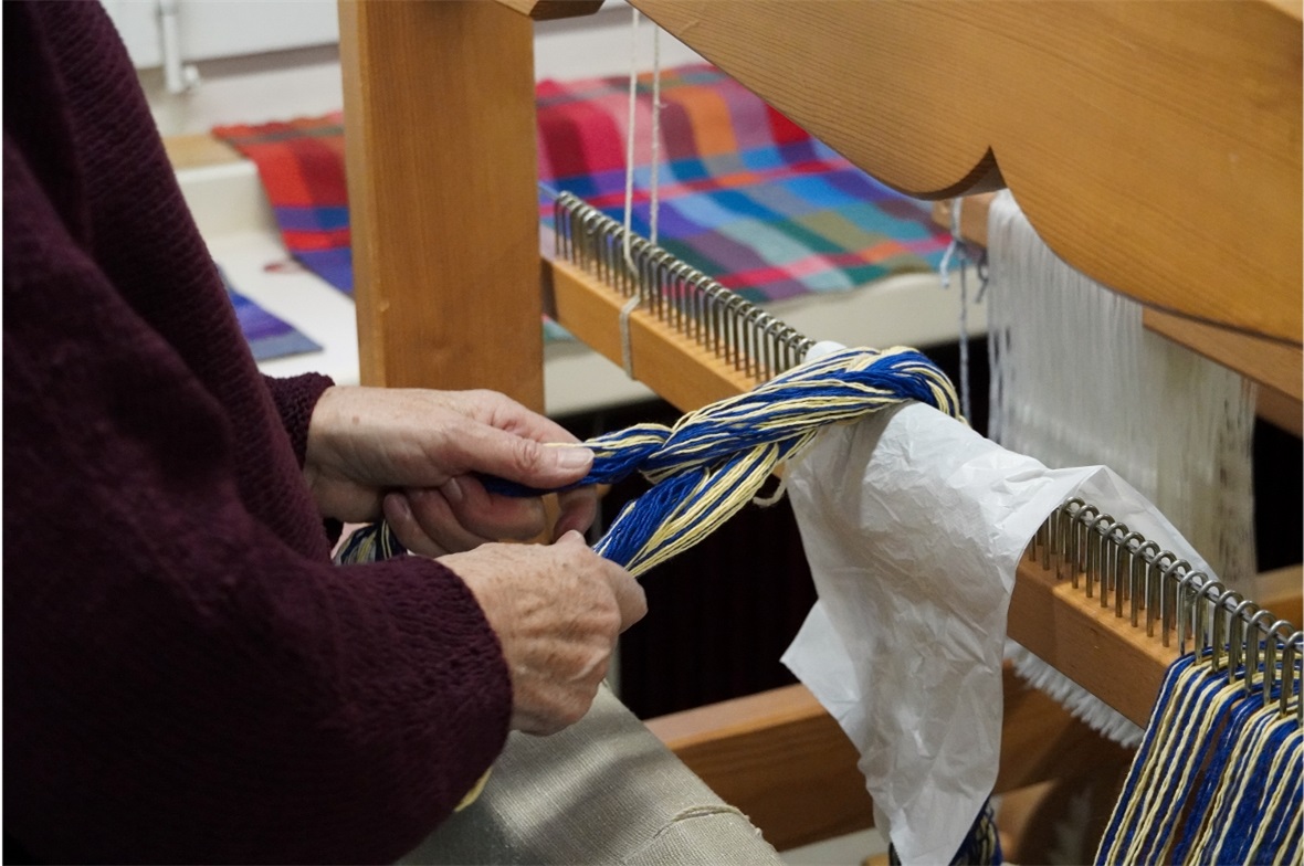 Das Einrichten eines Webstuhls wurde erklärt – eine knifflige Angelegenheit.