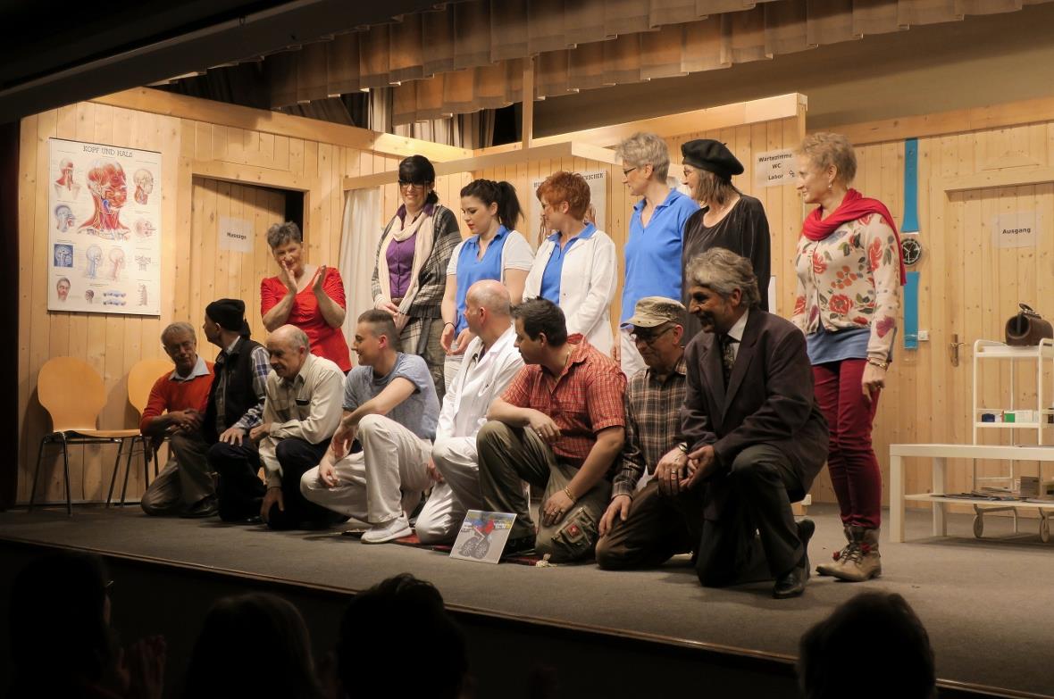 Das Ensemble bedankt sich.