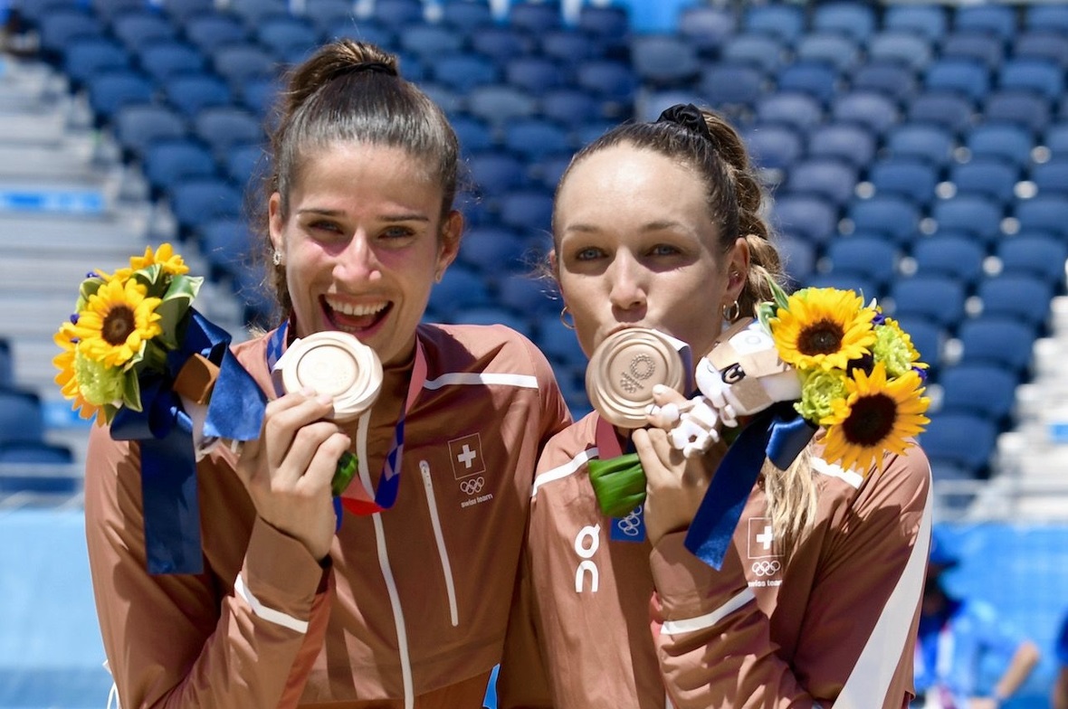 Bronzemedaille für Anouk Vergé-Dépré und Joana Heidrich Das Erfolgsduo mit Simmentaler Beteiligung: Die Zürcherin Joana Heidrich und die heimatberechtigte Lenkerin Anouk Vergé-Dépré freuten sich riesig über den Gewinn der Olympia-Bronzemedaille im Beachvolleyball.