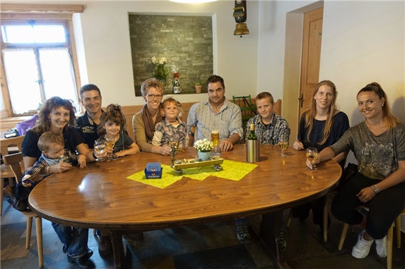 Das Eröffnungs-Team hatte an Pfingstmontag alle Hände voll zu tun: Kris, Regina und Liviana Teuscher mit Roland Bächler, Daniela und Melina Schäfer, Thomas Knutti, Björn Schäfer, Eveline Matti sowie Michaela Wirt.