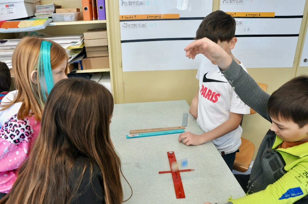 Das Experiment mit dem Lineal und dem Radiergummi.