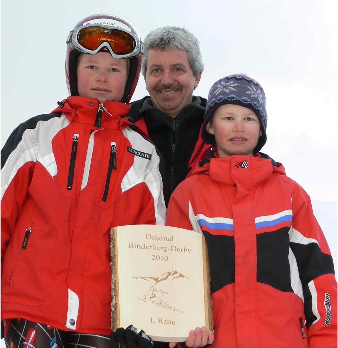 Das Familien-Derby gewannen die Rufeners mit zehn Sekunden Vorsprung; Von links: Remo hatte die Skier für Vater Klaus und Bruder Florian präpariert.