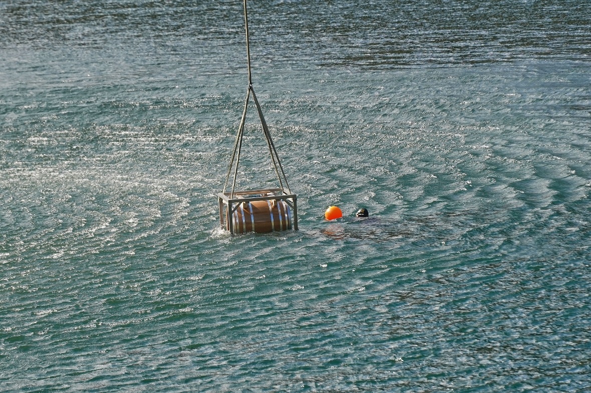 Das Fass wurde dicht an der Markierungsboje und dem Taucher abgesetzt.