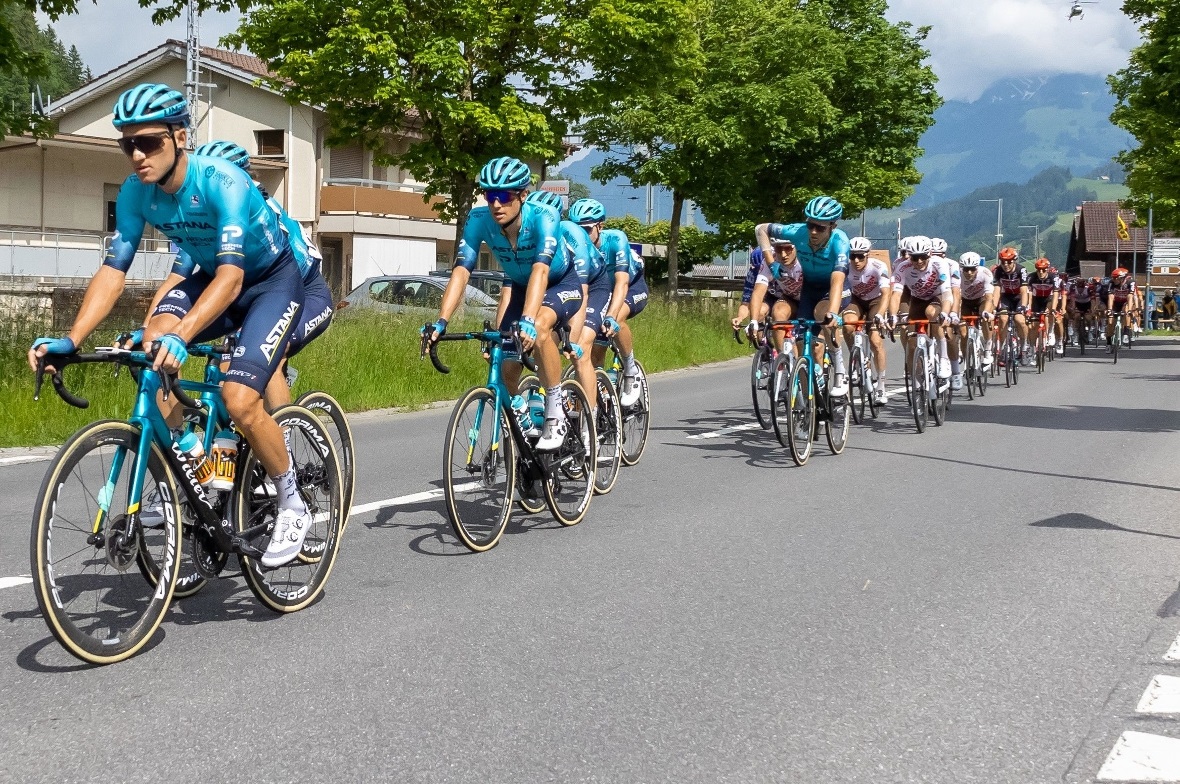 Das Feld zog sich recht durchs Dorf.