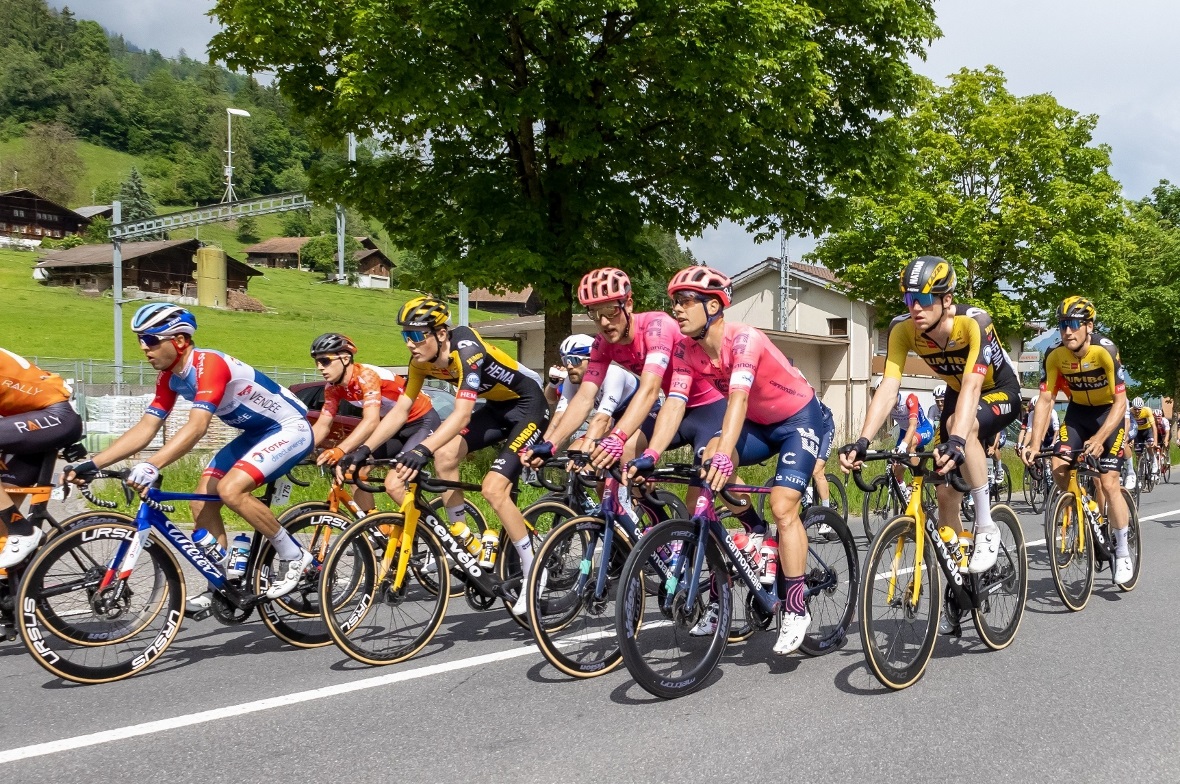 Das Feld zog sich recht durchs Dorf.