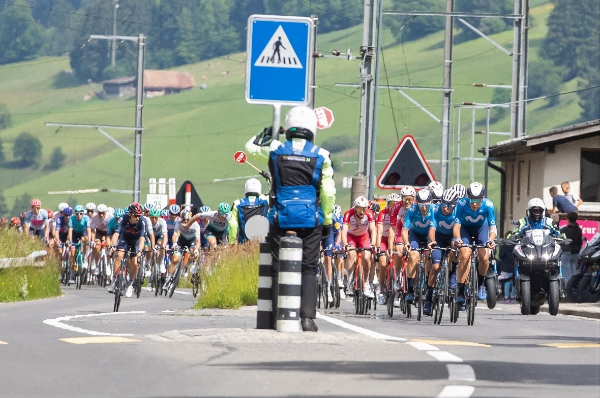 Das Feld zog sich recht durchs Dorf.